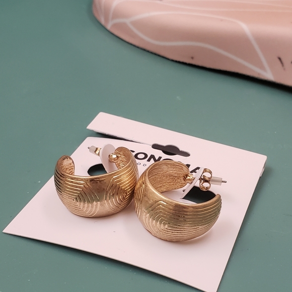 Sonoma, NWT, Gold tone, 3/4 thick hoop, aztec swirl, pierced earrings - Picture 8 of 11